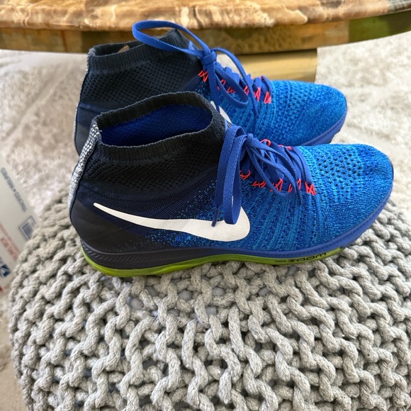 Nike Zoom Sneakers. Very good used condition. No signs of Wear. Sz 9.5 - Picture 2 of 5